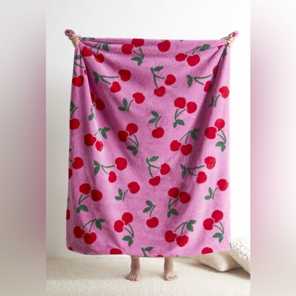 Harper Faux Fur Printed  Throw Blanket 🍒 - Picture 2 of 10